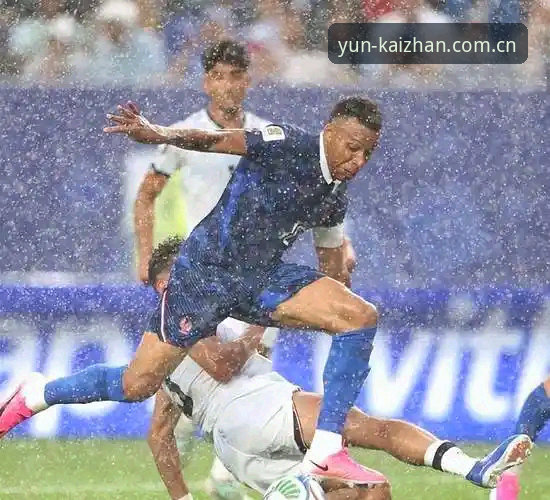 姆巴佩逐猎梅西：一场雷雨中断的16球里程碑
